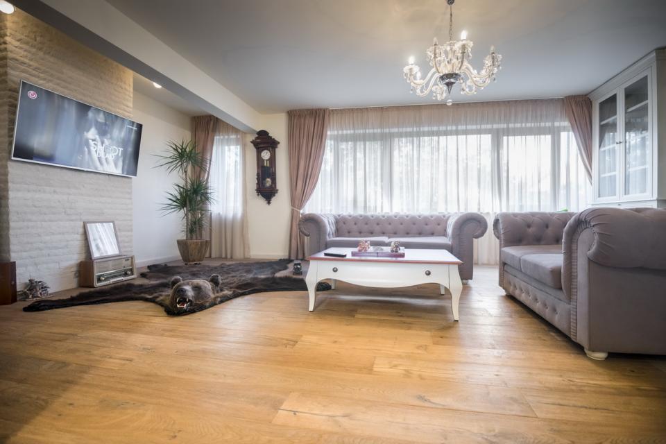 Apartament amenajat cu parchet antichizat. Done!